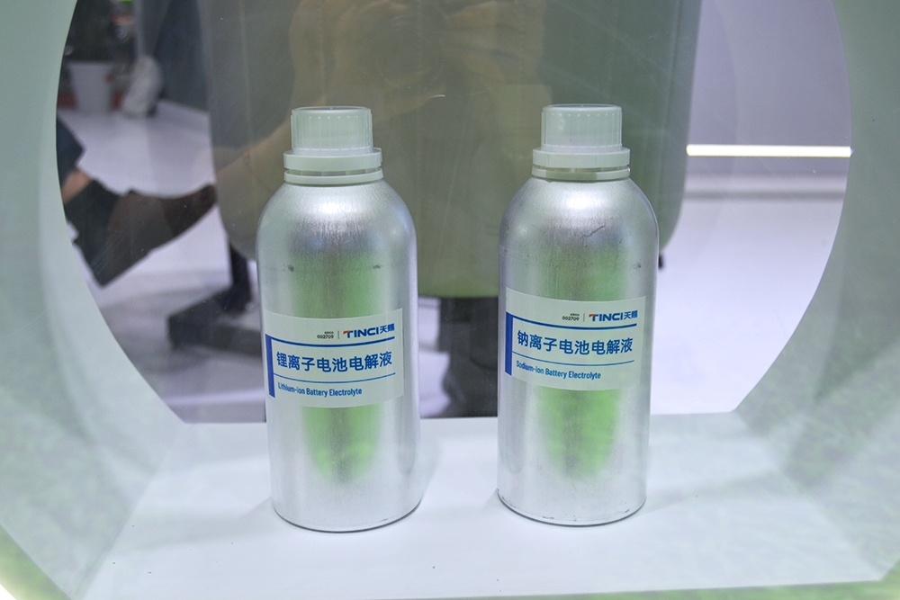 【電解液周報】兩大年產(chǎn)20萬噸電解液項目投產(chǎn)！6月中國電解液產(chǎn)量近11萬噸