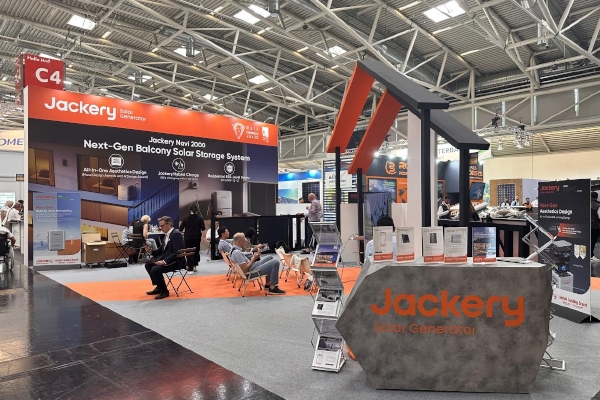 超級混充技術！華寶新能DIY小型家庭綠電系統亮相歐洲光伏展