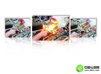  鉗子夾著螺絲釘靠近電池插孔。 接觸瞬間，冒出耀眼的火花。 插孔的金屬片燒得紅紅的，鐵螺釘一處螺紋被燒掉。