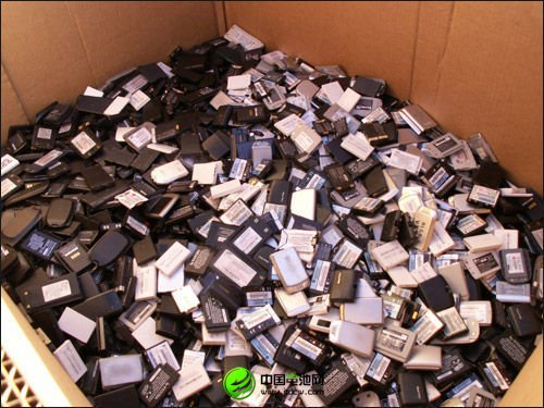 廢舊手機(jī)電池同樣是不容忽視的電子垃圾(圖片來源于網(wǎng)絡(luò))