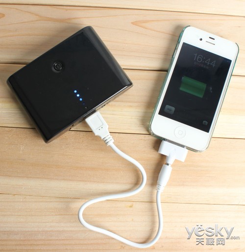 12000mAh移動(dòng)電源也只能給1340 mAh電池充電2到3次，同樣容量虛標(biāo)。