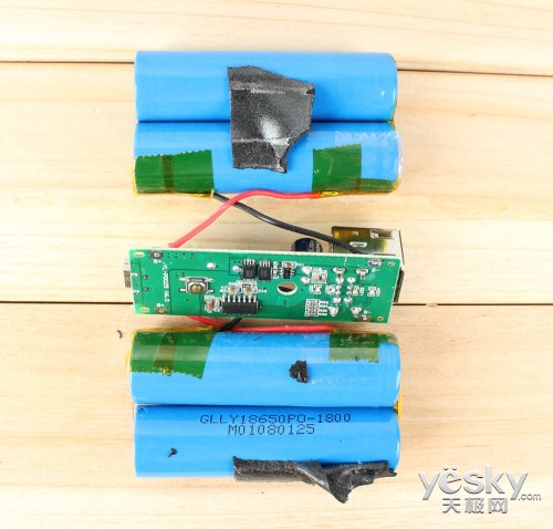 12000mAh移動(dòng)電源的電芯容量1800mAh，共4節(jié)。實(shí)際總?cè)萘?200mAh，虛標(biāo)4800mAh。