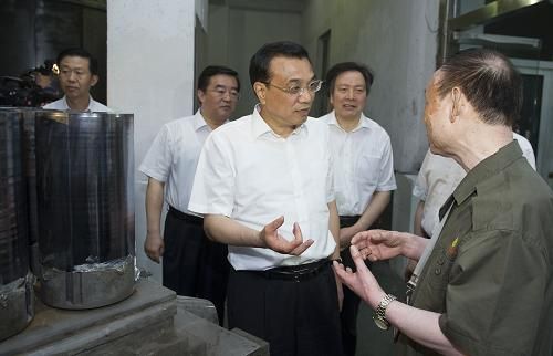  這是6月7日，李克強(qiáng)在邢臺(tái)考察光伏企業(yè)。新華社記者 黃敬文 攝