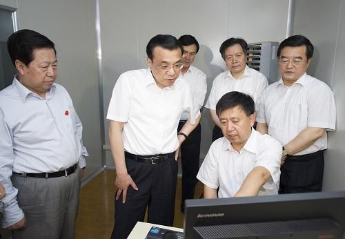     這是6月7日，李克強(qiáng)在邯鄲環(huán)境監(jiān)測(cè)站聽(tīng)取工作人員介紹情況。新華社記者 黃敬文 攝