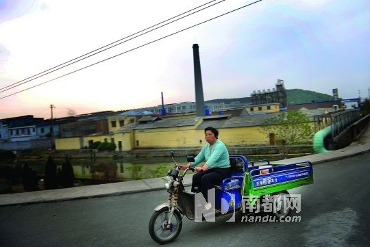 如今韋東英在路上仍會(huì)留意是否有工廠偷排污，但已不寫(xiě)日記了，“寫(xiě)有什么用？” 南都記者 孫俊彬 攝