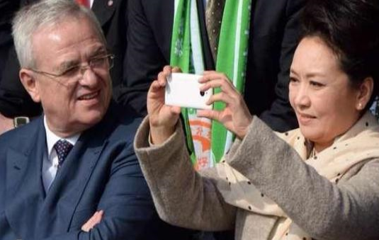 彭麗媛秀手機(jī) 使用的是中興努比亞z5mini