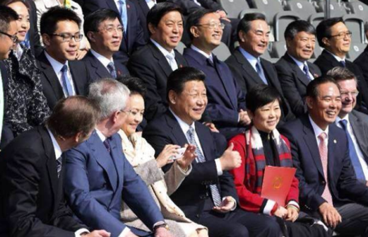 彭麗媛秀手機(jī) 使用的是中興努比亞z5mini