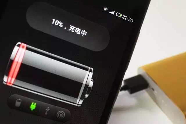 23歲女子邊充電邊玩手機 手機爆炸胸部燒焦身亡