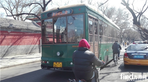 正在路上運(yùn)行的銀窿純電動(dòng)公交車。