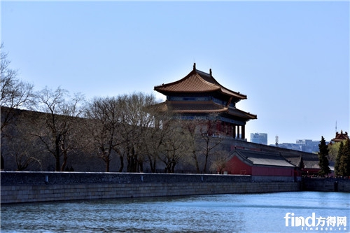 河水環繞的故宮東門。