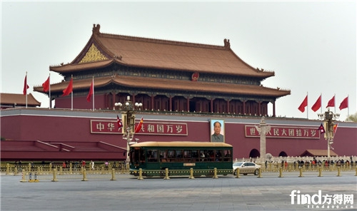 從天安門前經(jīng)過的銀窿純電動(dòng)公交車。