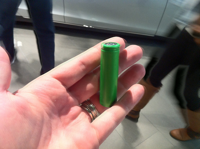 特斯拉電動(dòng)汽車(chē)搭載的三元鋰電池