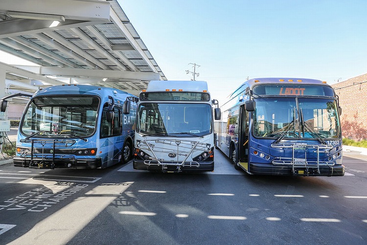 “2028年零排放指南”發(fā)布會現(xiàn)場展示了部分參與合作的電動車輛，包括Proterra電動巴士（左）和比亞迪電動巴士（中）。圖片來源：OFFICE OF LOS ANGELES MAYOR ERIC GARCETTI