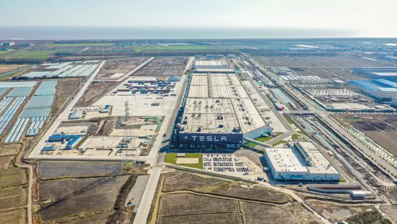 上海特斯拉超級工廠全面恢復生產 新車源源不斷拉出廠區