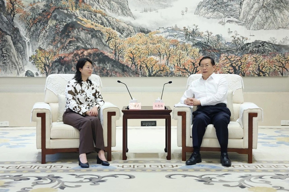 中創新航董事長劉靜瑜拜訪湖北省委書記、省人大常委會主任王忠林 圖源：中創新航