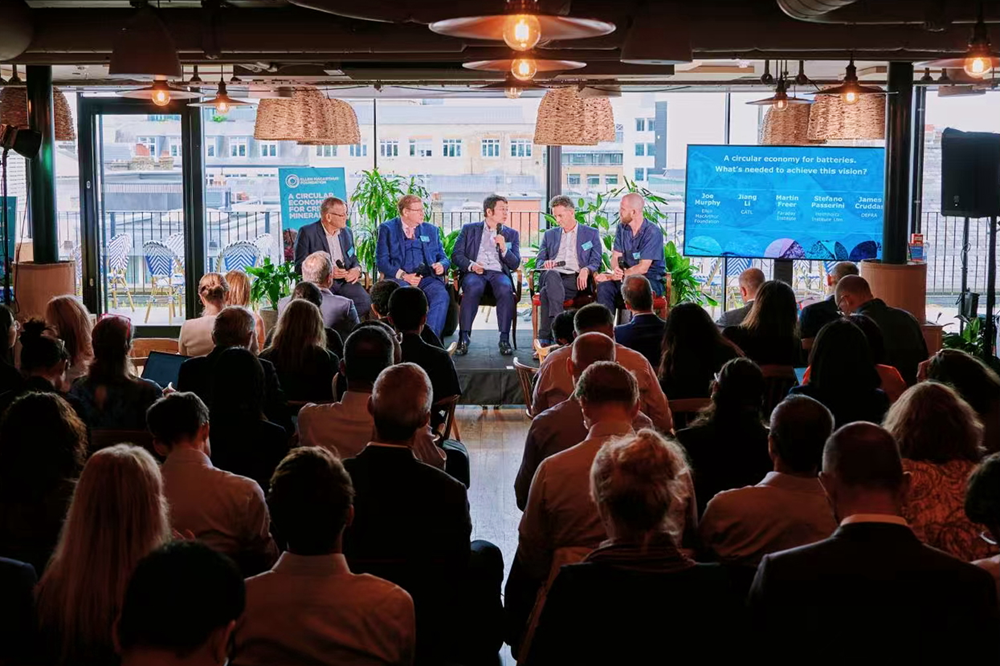德國科學院院士斯蒂法諾?帕瑟里尼教授，英國環境部官員詹姆斯?克魯達斯，寧德時代副總經理、董事會秘書蔣理，英國法拉第研究所CEO馬丁?弗利爾等現場探討電池循環經濟的實踐路徑