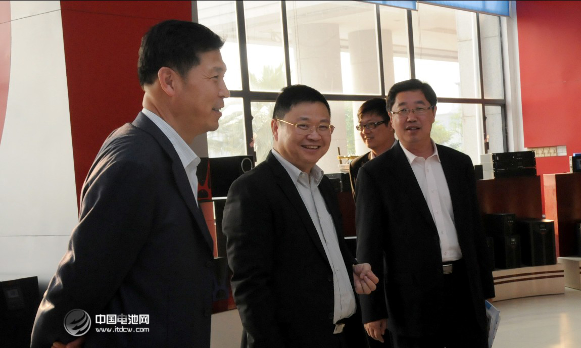 圖片中為易事特董事長 何思模