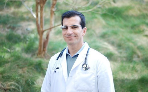 全球首創(chuàng) 法一私立醫(yī)院戴谷歌眼鏡做教學示范手術