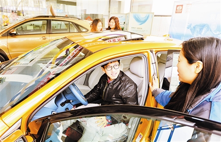 至2015年底，本市將推廣應(yīng)用1.2萬(wàn)輛新能源汽車，創(chuàng)新電池和整車融資租賃等商業(yè)模式，帶動(dòng)新能源汽車產(chǎn)業(yè)加快發(fā)展，節(jié)能減排產(chǎn)生明顯實(shí)效。