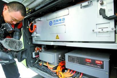 上海首批20輛新電車(chē)投運(yùn) 在線即充電脫線可運(yùn)行