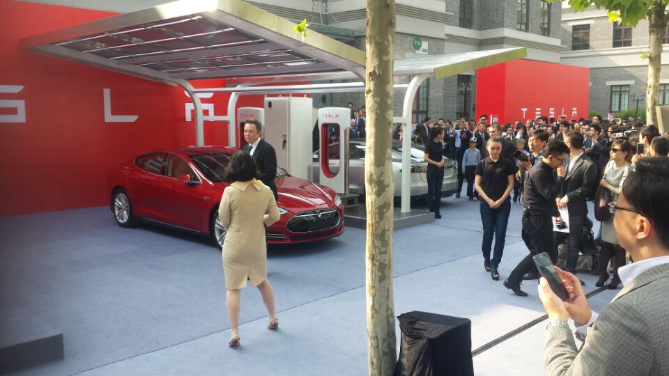 曹國偉雷軍等9位企業(yè)高管成為中國首批特斯拉車主