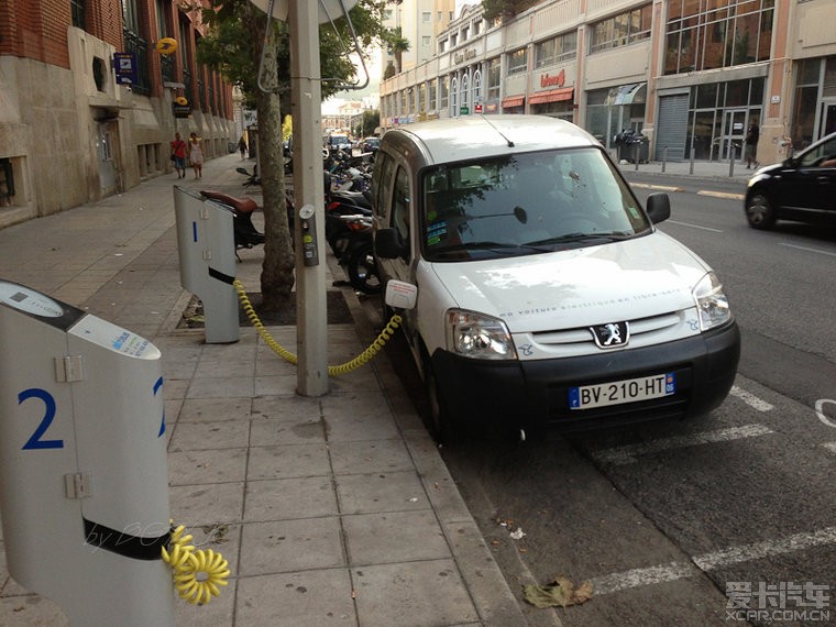 法國(guó)議會(huì)通過關(guān)于建立電動(dòng)汽車充電站法案