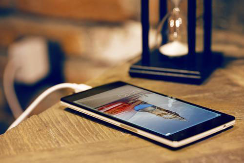 充電新技術(shù)五花八門 手機(jī)電池續(xù)航誰最給力？