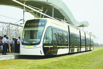 麒麟現(xiàn)代有軌電車昨成功上線試跑 設(shè)計(jì)時(shí)速達(dá)70公里