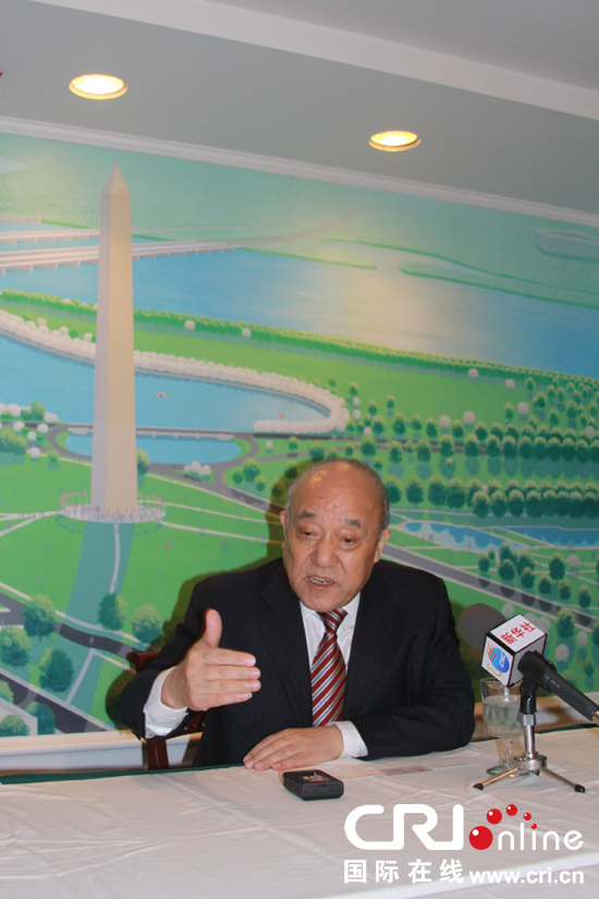 萬向集團(tuán)董事局主席魯冠球向記者介紹情況 萬向集團(tuán)董事局主席魯冠球向記者介紹情況