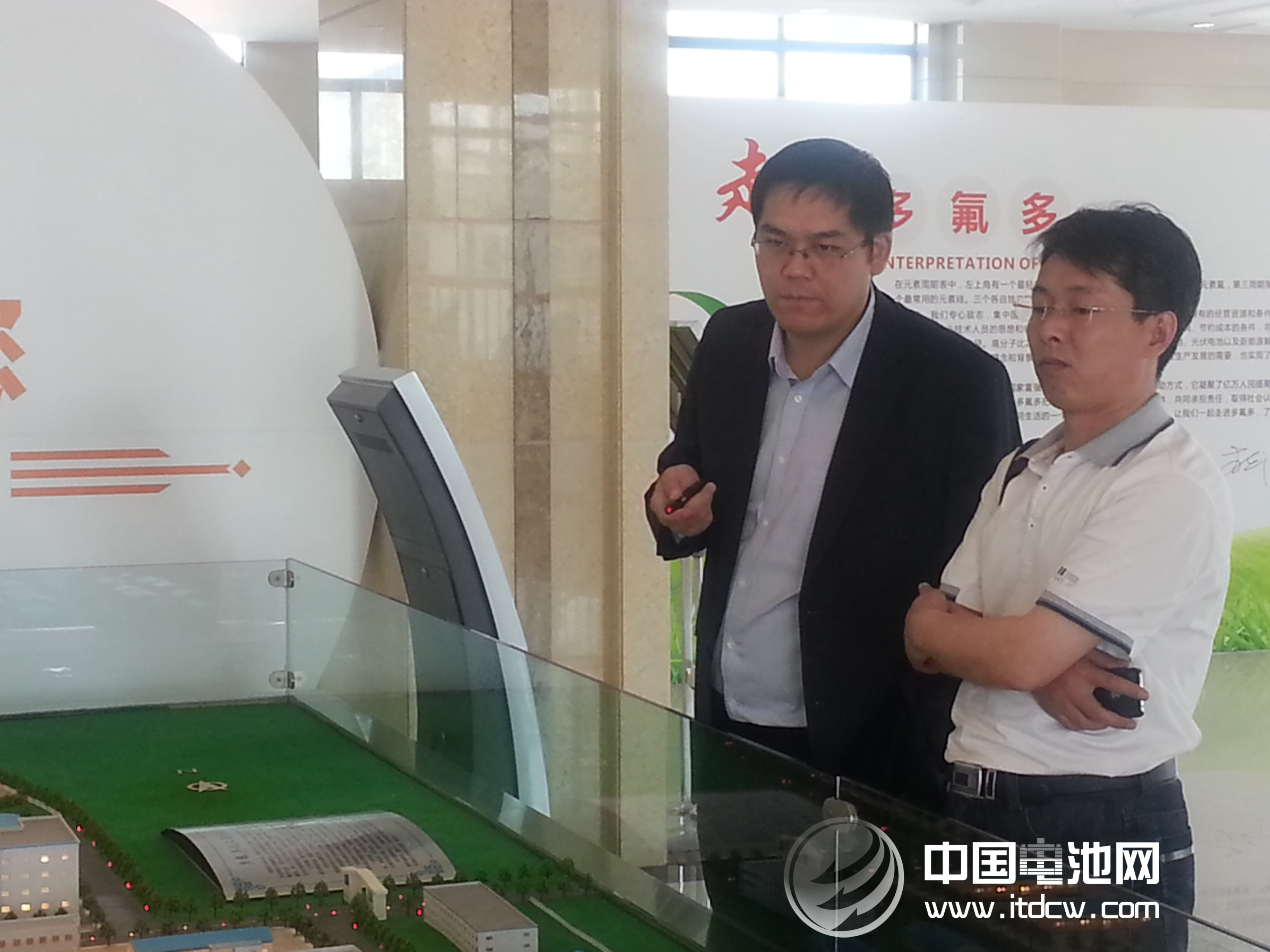 中國電池網(wǎng)創(chuàng)始人于清教調(diào)研多氟多化工 李云峰副總經(jīng)理陪同 中國電池網(wǎng)創(chuàng)始人于清教調(diào)研多氟多化工 李云峰副總經(jīng)理陪同