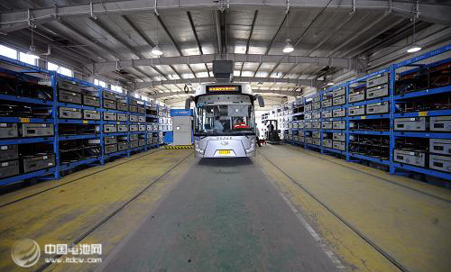 電動汽車的充電難題：充電站還是換電池？