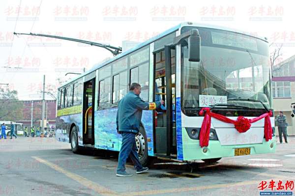 20日，島城首輛雙源無(wú)軌電車上路試跑。