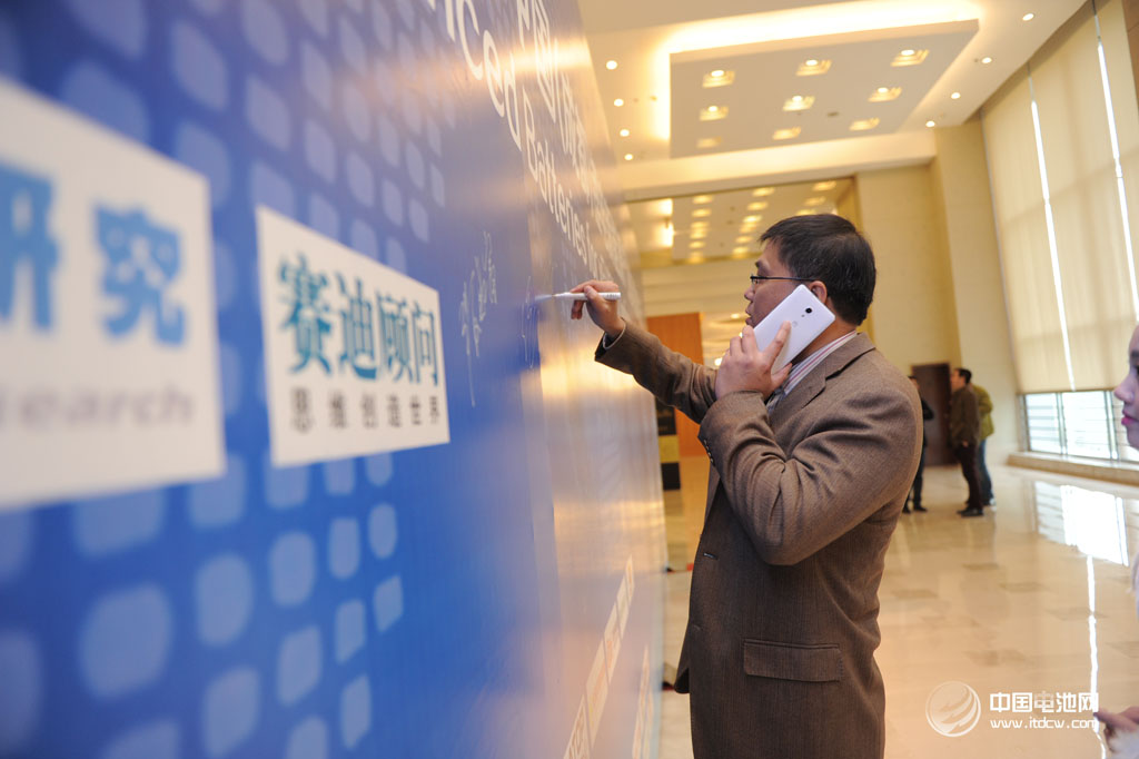 2014年中國（成都）鋰電新能源產(chǎn)業(yè)國際高峰論壇  簽字臺