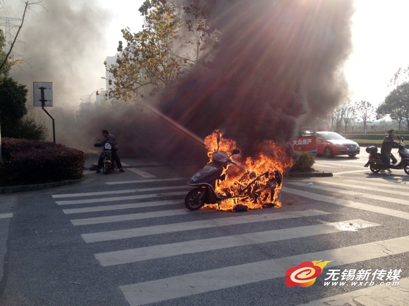 舊電池“充新”成隱患 電動車突起大火瞬間成火海 舊電池“充新”成隱患 電動車突起大火瞬間成火海