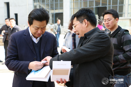 中國電池網CEO于清教贈送嘉賓移動電源