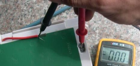 “無負(fù)極電池”問世 或?qū)㈩嵏搽妱?dòng)車和手機(jī)電池