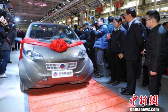 首輛碳纖維新能源電動(dòng)汽車在江蘇鹽城下線。　王亞洲　攝