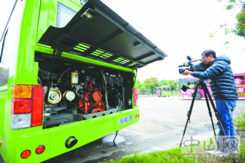 新能源公交車的尾部裝著新能源公交的核心動力--電池組。 記者繆曉劍攝 新能源公交車的尾部裝著新能源公交的核心動力--電池組。 記者繆曉劍攝