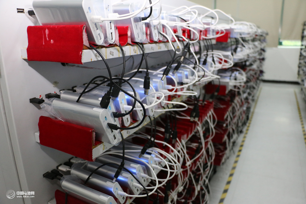 這是電小二自己發(fā)明的產(chǎn)品老化試驗設(shè)備，確保產(chǎn)品充放測試