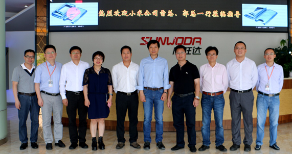 小米科技CEO雷軍參觀欣旺達  體驗小米產品生產環節