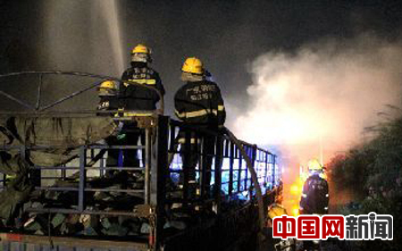 廣東：拖掛車運(yùn)載廢舊電池忽起火 消防及時處理無傷亡
