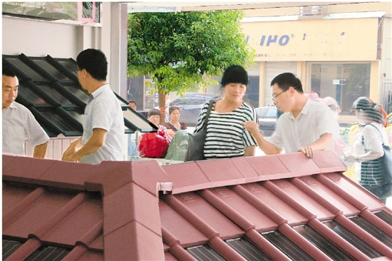 光伏電池做進(jìn)瓦片里 民居屋頂變太陽能電站 光伏電池做進(jìn)瓦片里 民居屋頂變太陽能電站