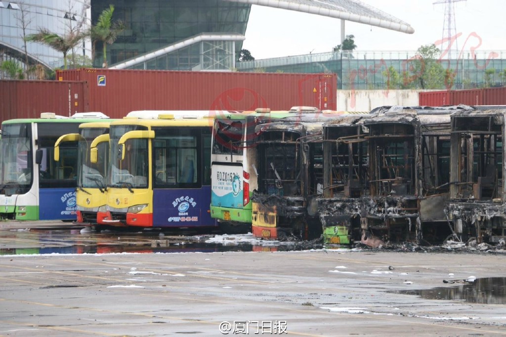 廈門公交場站起火 11車被燒損1人送醫(yī)途中身亡