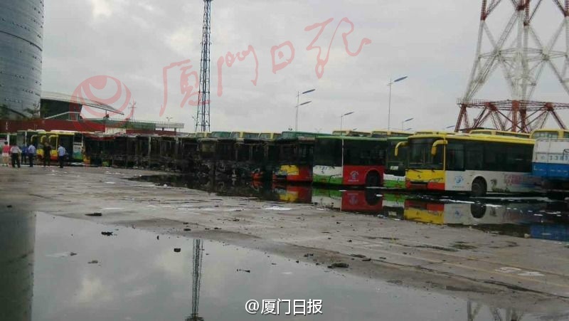 廈門公交場站起火 11車被燒損1人送醫(yī)途中身亡