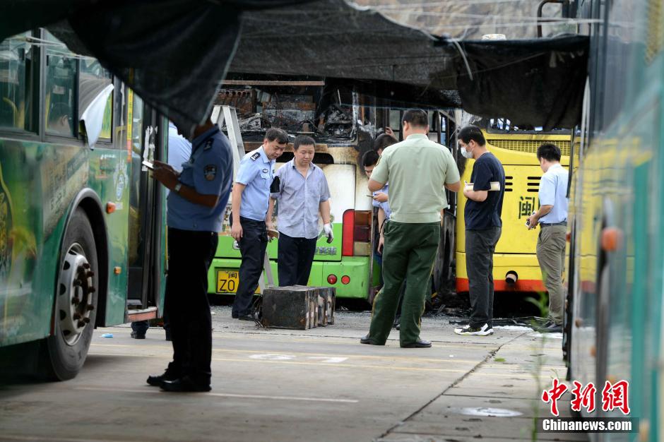廈門公交場起火 多輛公交車被燒毀1人死亡 廈門公交場起火 多輛公交車被燒毀1人死亡