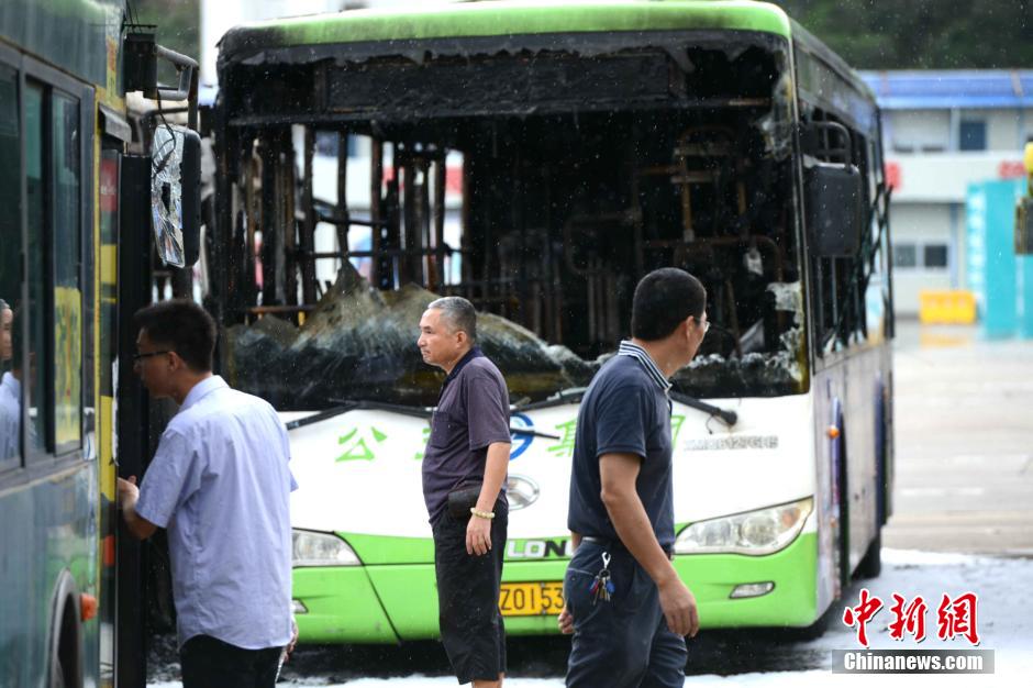 廈門公交場起火 多輛公交車被燒毀1人死亡 廈門公交場起火 多輛公交車被燒毀1人死亡