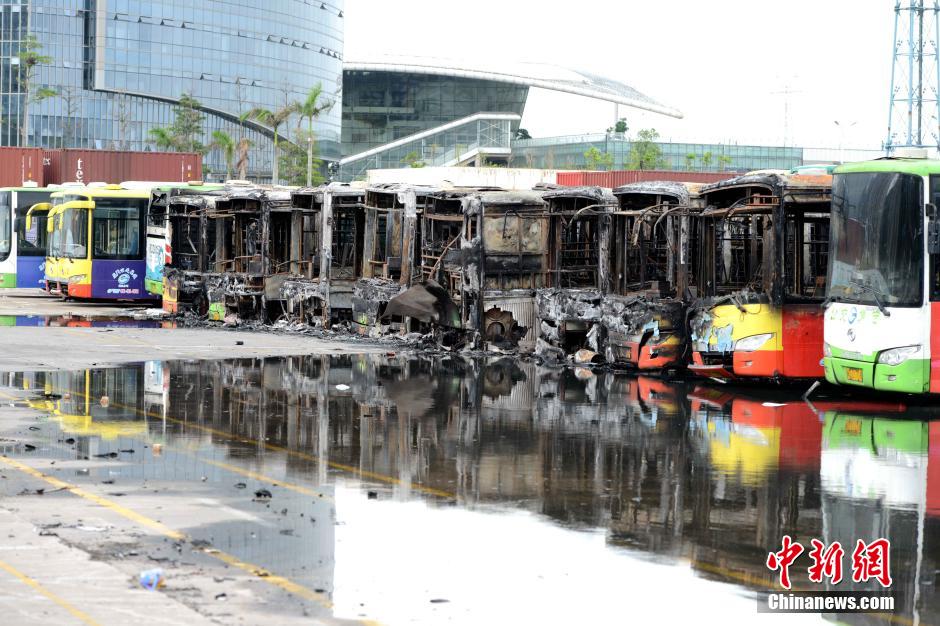 廈門公交場起火 多輛公交車被燒毀1人死亡 廈門公交場起火 多輛公交車被燒毀1人死亡