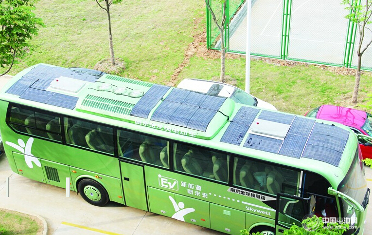 南京金龍研發(fā)的太陽(yáng)能電動(dòng)大巴在南京上路
