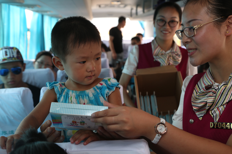 青島至萊西全國首條純電動城際公交線路 休體大會專號開通