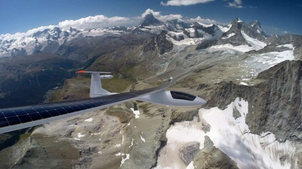 全球首架雙座可乘用太陽能飛機 雙向飛越阿爾卑斯山脈